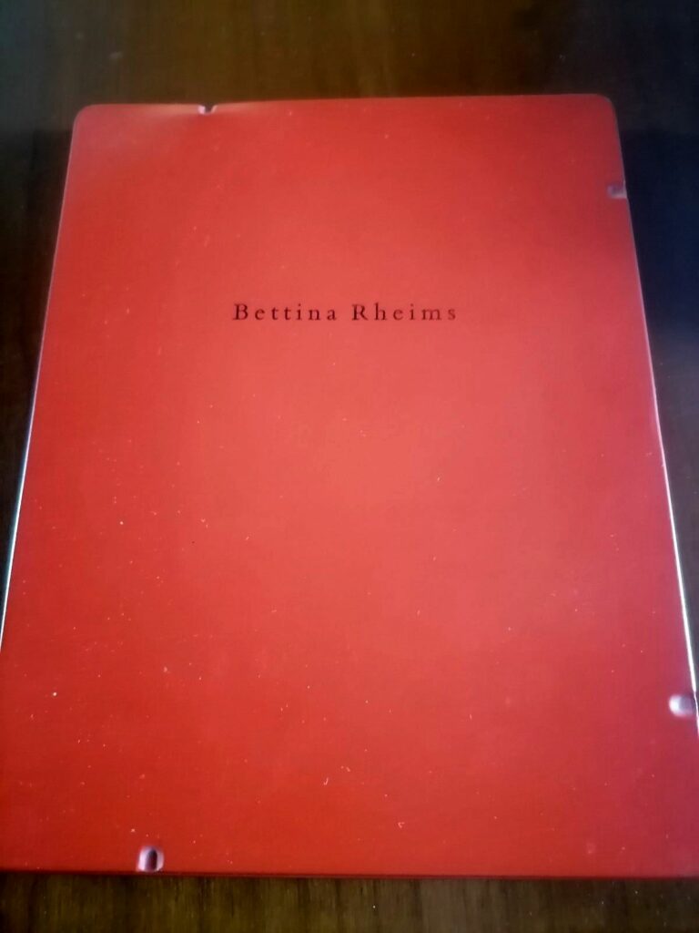 Coffret en métal rouge du livre Morceaux Choisis par Bettina Rheims éditions Steidl