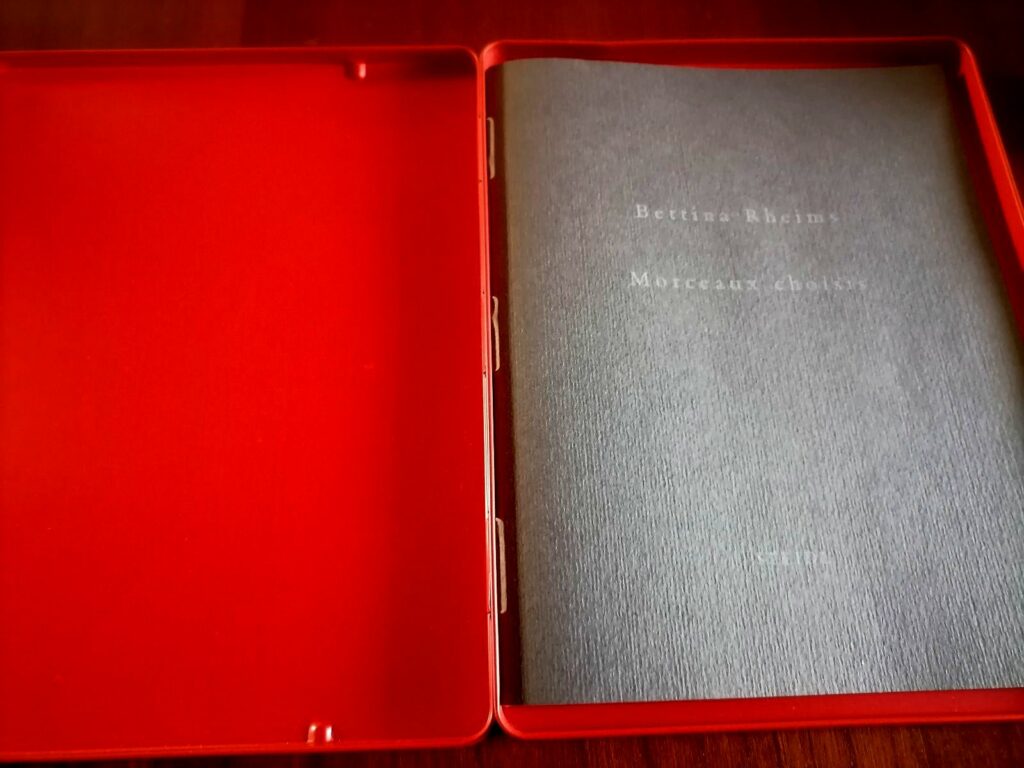 Livre de photographies érotique de lesbiennes, par Bettina Rheims : Morceaux choisis aux éditions Steidl