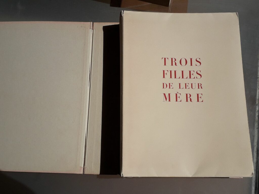 Couverture du roman érotique de Pierre Louys Trois fille de leur mère dans un coffret avec illustrations de Chimot