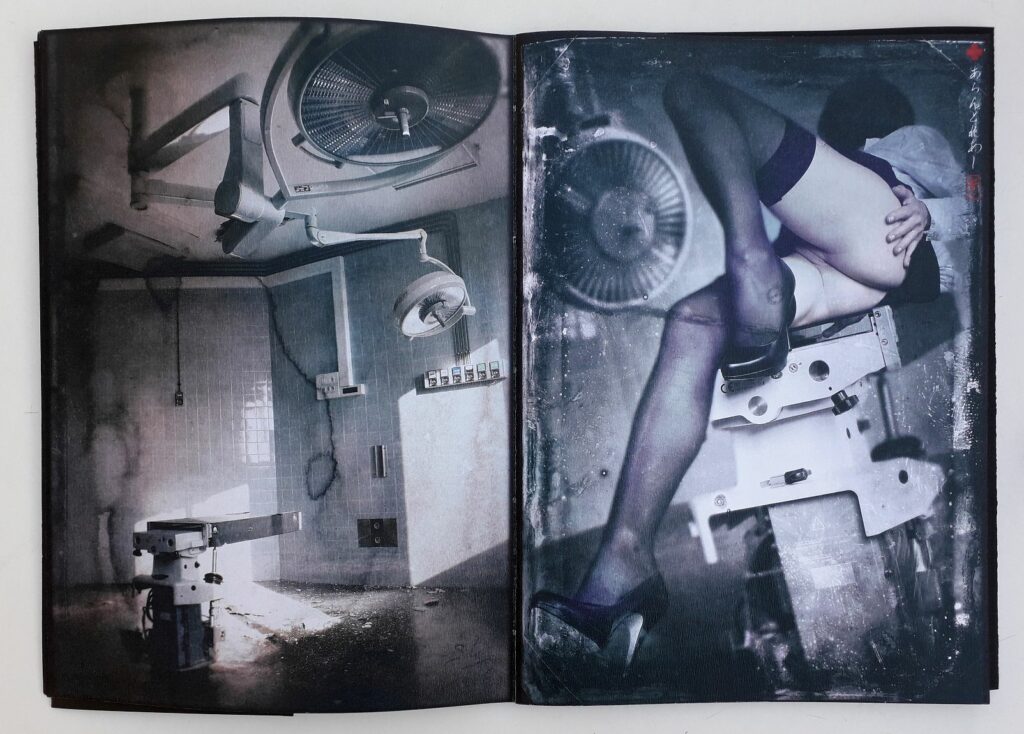 Femme sans culotte en bas et talon dans le milieu médical