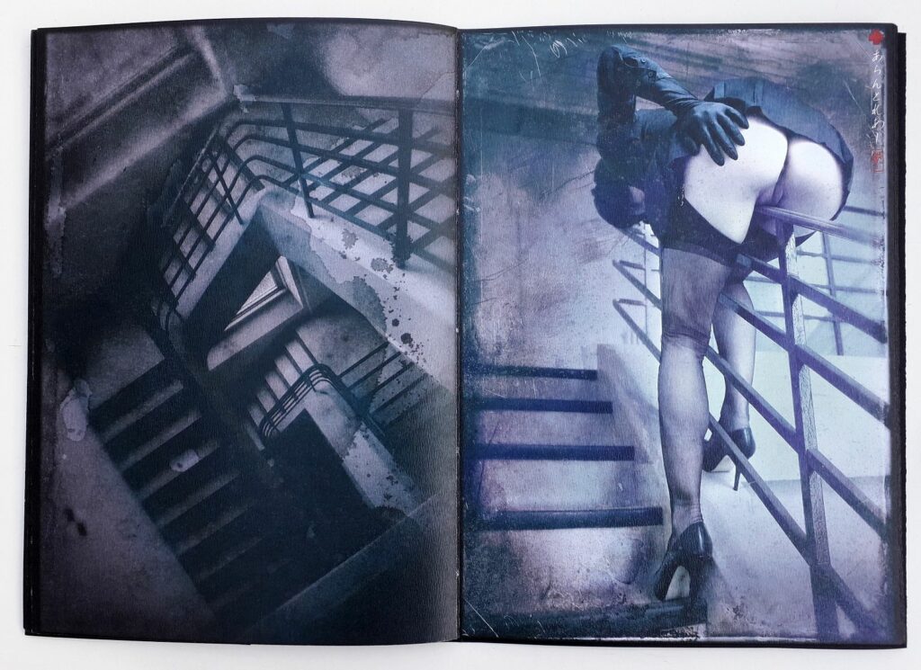 Femme en bas et talons fesses nues jupe relevée en urbex