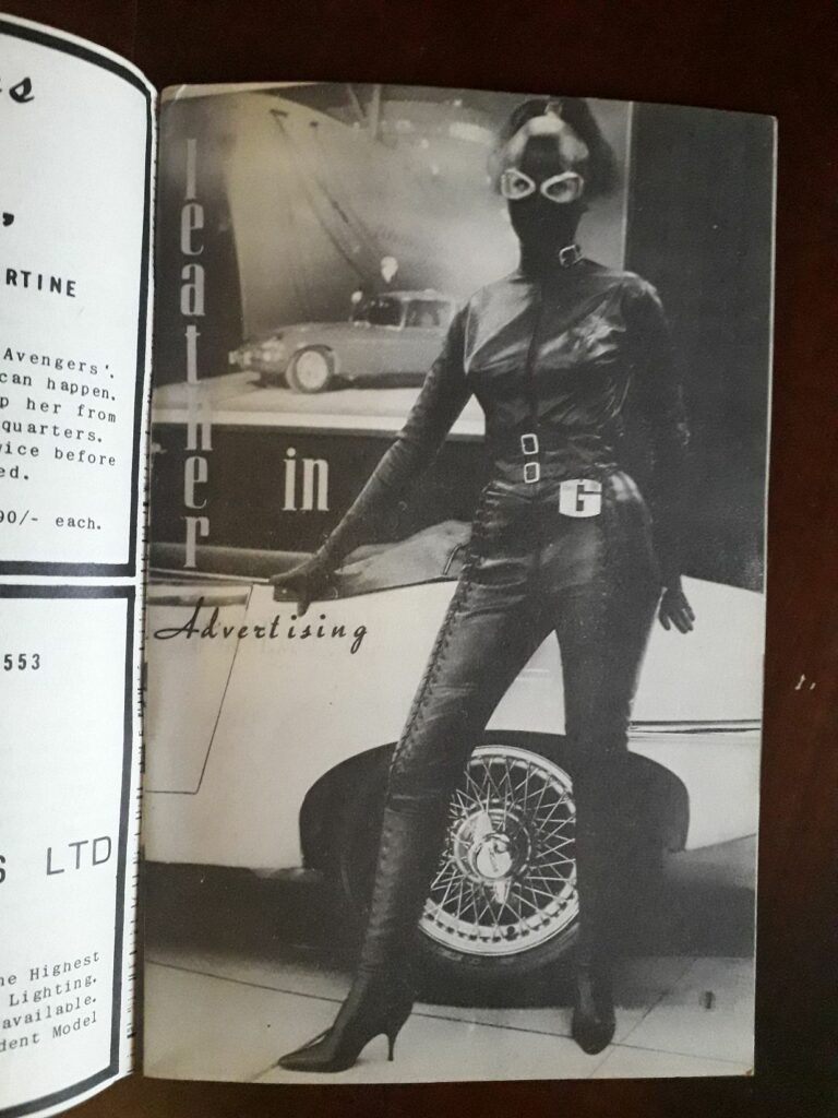 Photo fetish femme en combinaison de cuir avec cagoule et bottes dans la revue BDSM Bizarre Trend n°1, Fantasy Publications