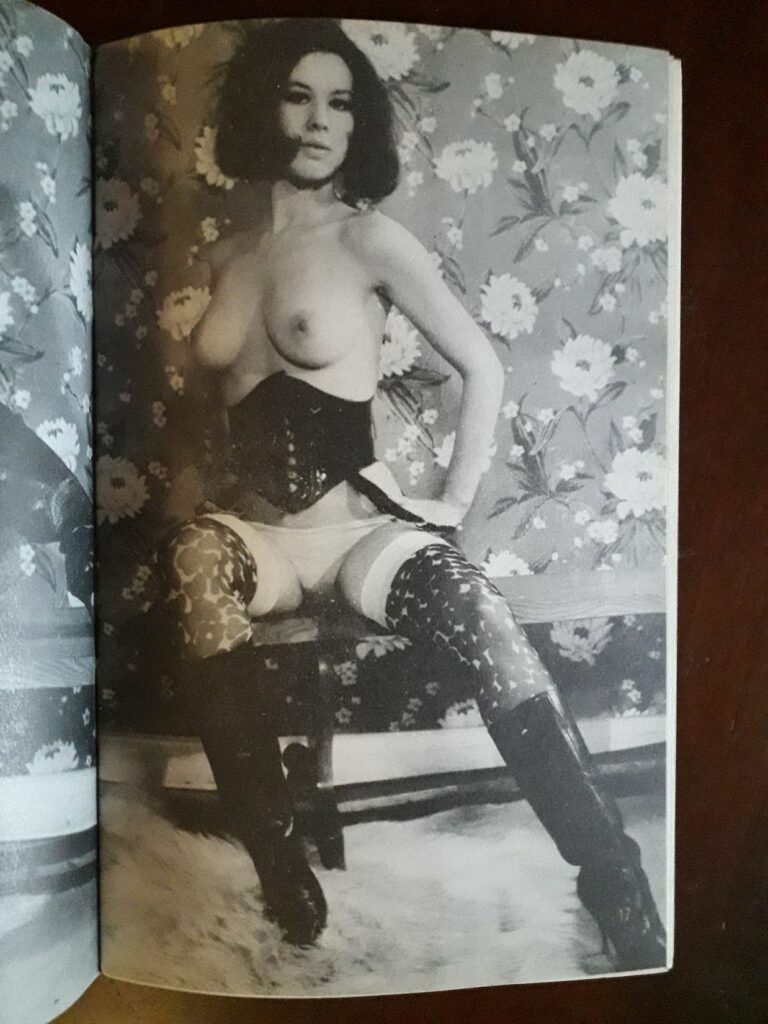 Photo fetish femme nue en corset, bas et bottes dans la revue BDSM Bizarre Trend n°1, Fantasy Publications