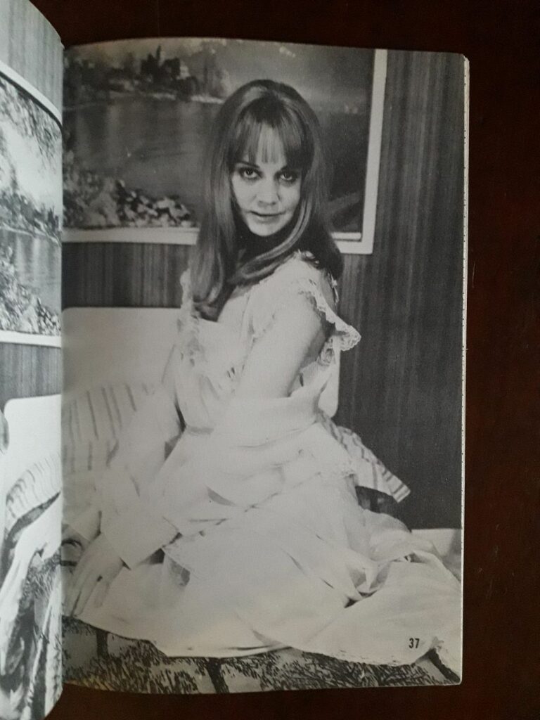 Photo sexy fetish dans la revue BDSM Bizarre Trend n°1, Fantasy Publications