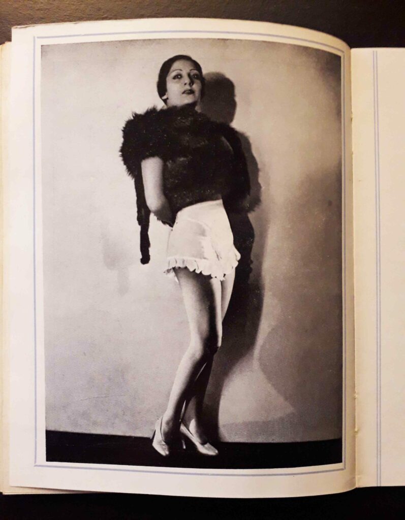 Femme sexy en lingerie des années 1930