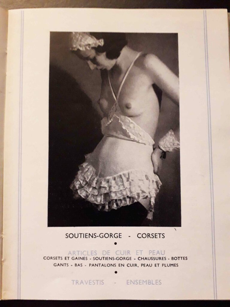 Femme aux seins nus en tenue de soubrette années 1930