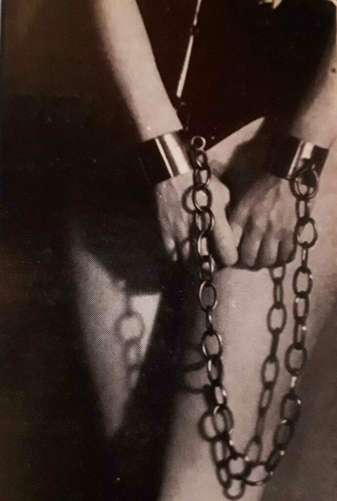 femme enchaînée avec accessoires BDSM années 1930