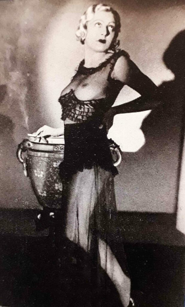 Femme blonde en tenue transparente des années 30