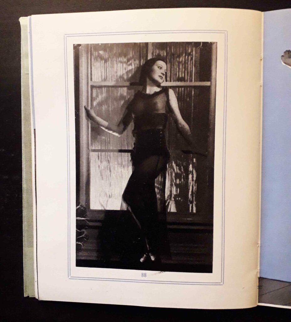 Femme brune en tenue transparente des années 30