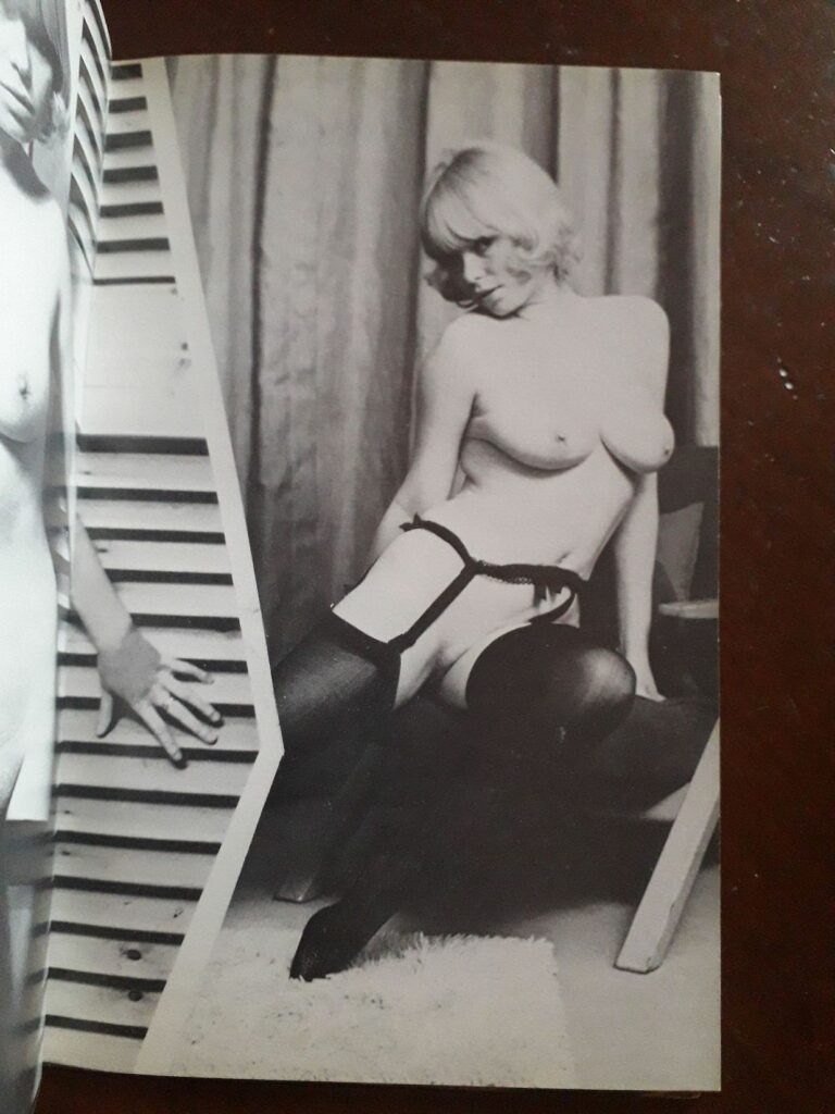 Photo érotique vintage d'une blonde en porte-jarretelles les seins nus dans la revue pour hommes Choice n°14, Gadoline Publications