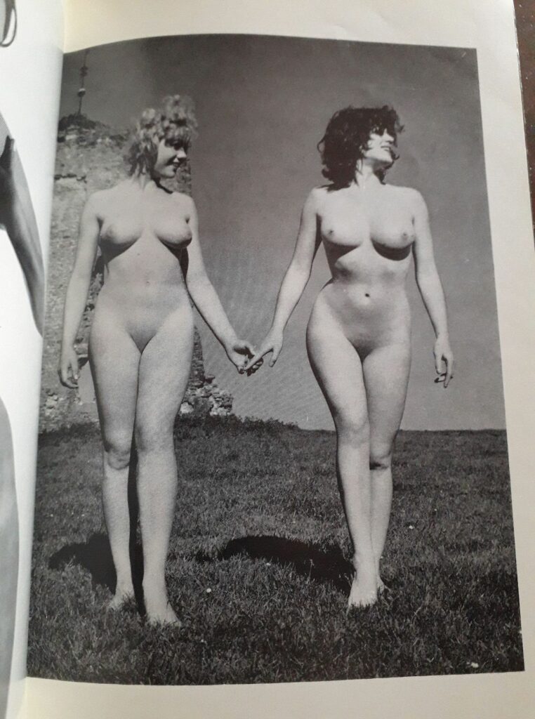 Photo érotique noir et blanc d'une blonde et d'une brune nues en plein air dans la revue pour hommes Choice n°6, Gold Star Publications