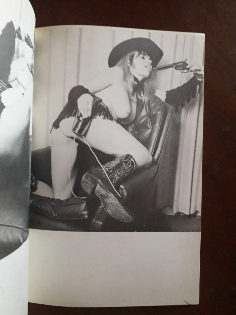 Photo sexy d'une femme cowboy aux seins nus dans la revue pour hommes Danish Au Pair n°1, Pennine Magazines