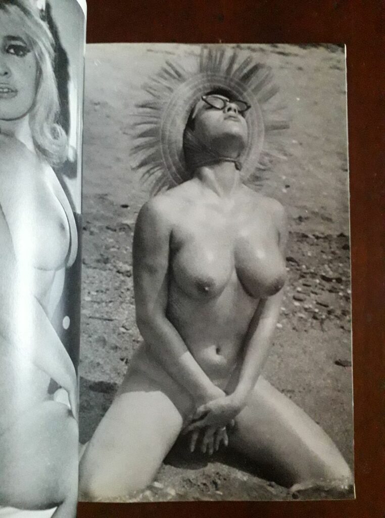 Photo érotique vintage d'une femme nue sur la plage dans la revue pour hommes Dolly, Caballus Publications