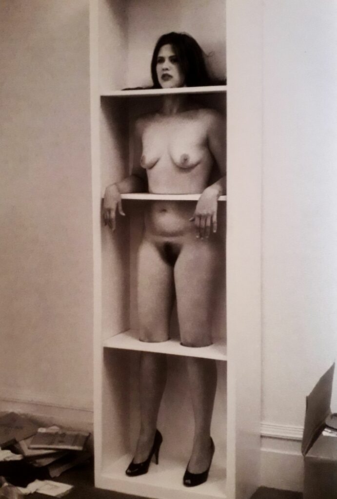 Femme nue en talons prisonnière dans une photo d'Eric Kroll dans Beauty Parade