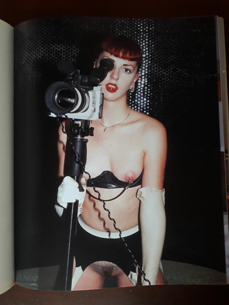 Femme aux seins nus percés : photo d'Eric Kroll dans Beauty Parade