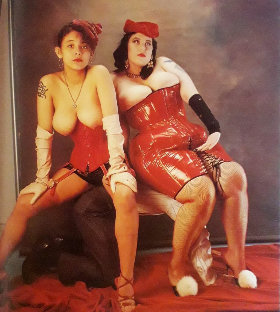 Deux femmes au gros seins en latex et talons. Photo fetish d'Eric Kroll dans Fetish Girls