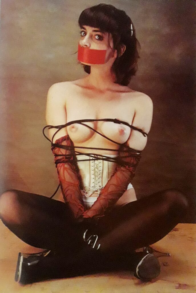 Femme attachée et baillonnée. Photo BDSM d'Eric Kroll dans Fetish Girls
