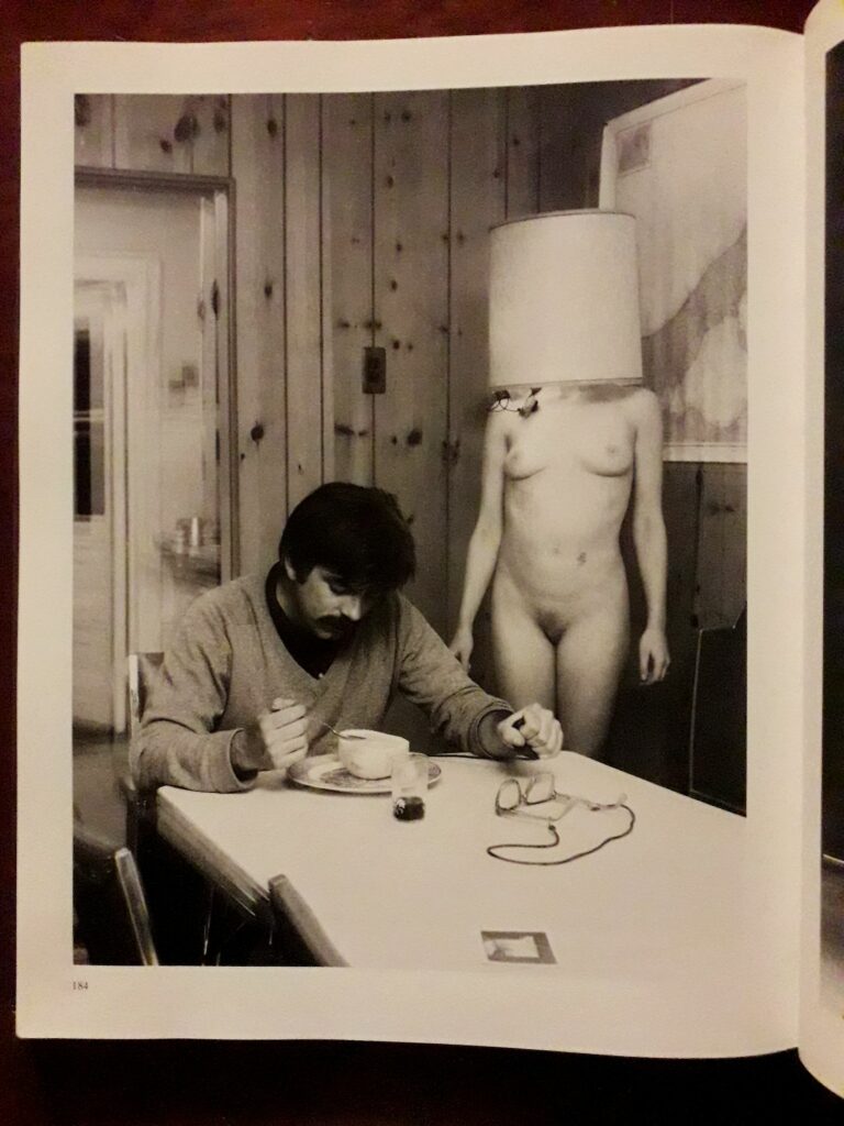 Femme nue objet fétichisme furniture devant un homme assis à table dans Fetish Girls