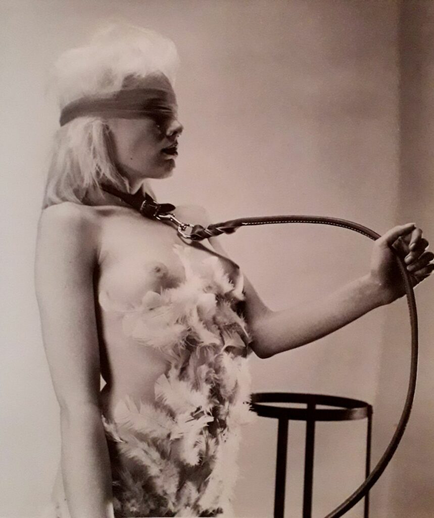 Femmes nues les yeux bandés en laisse : photo BDSM d'Eric Kroll dans Fetish Girls