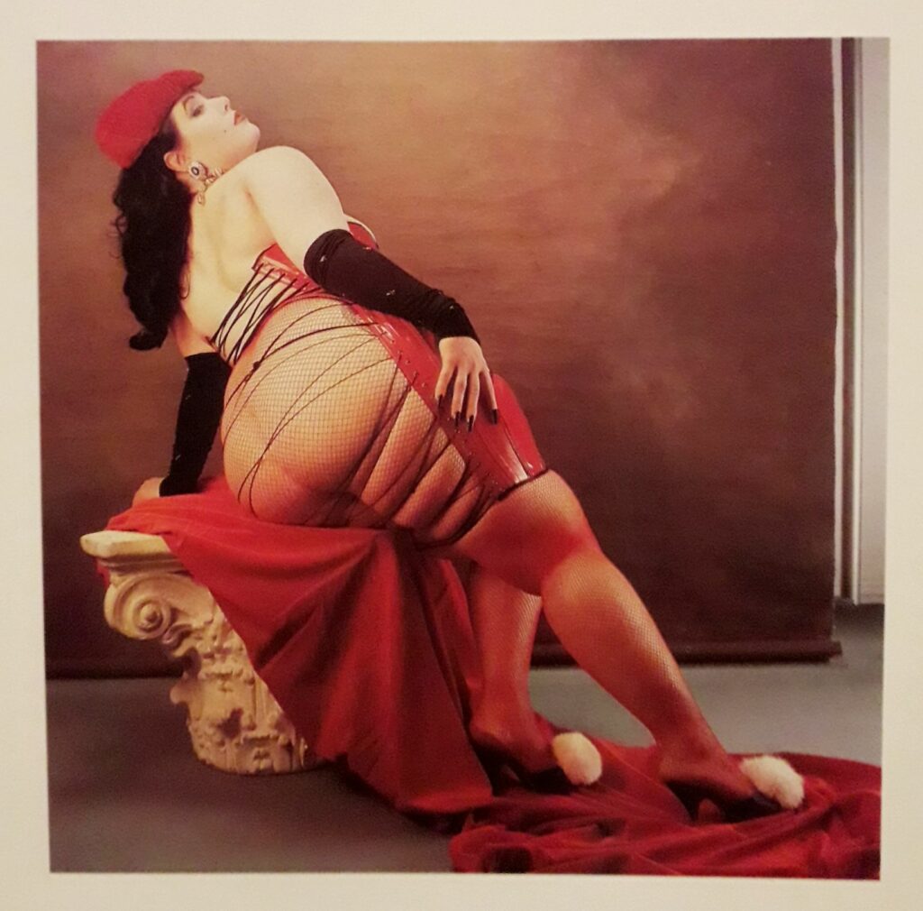 Femme PAWG en résille rouge : photo d'Eric Kroll dans Fetish Girls