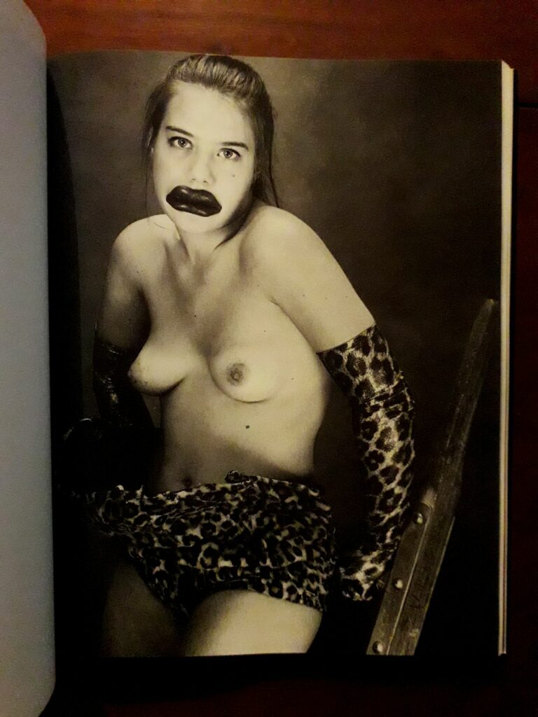 Femme aux seins nus à la bouche déformée : photo d'Eric Kroll dans Fetish Girls