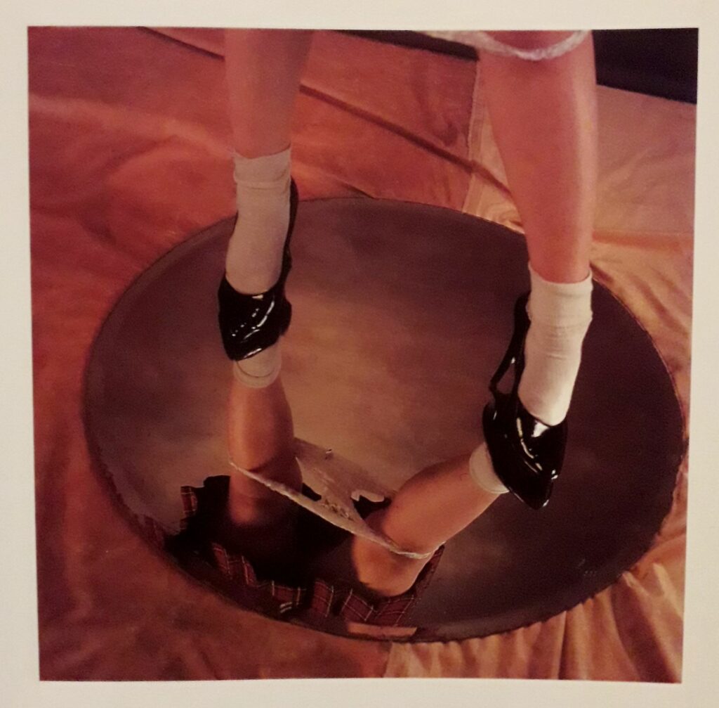 Femmes en talons et socquettes culotte baissée vue depuis un miroir : photo d'Eric Kroll dans Fetish Girls