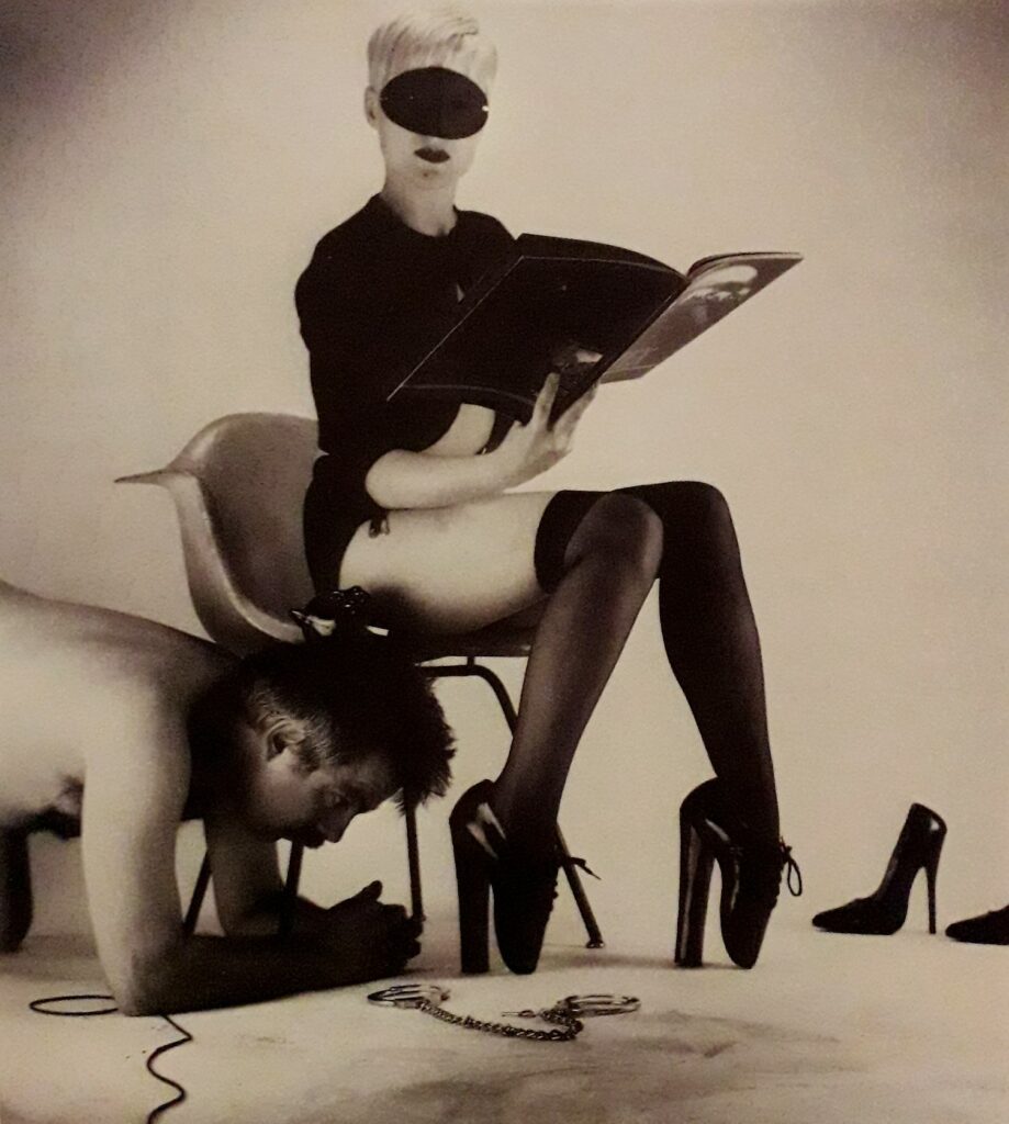 Homme soumis à quatre pattes devant femmes aux talons très hauts : photo d'Eric Kroll dans Fetish Girls