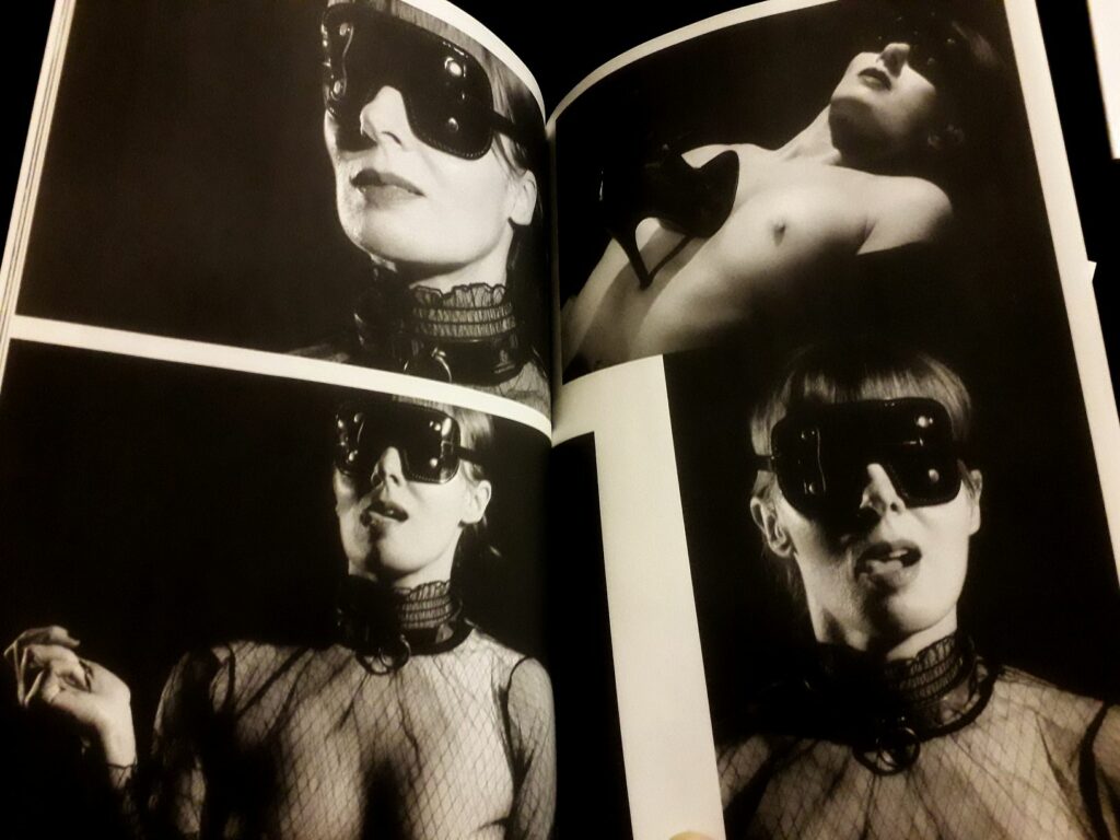 Photos d'une femme soumise avec collier un bandeau sur les yeux de Déclics Glissants