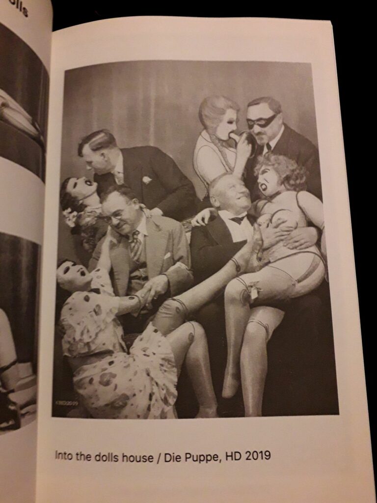 Into the dolls house : photomontage d'homme avec des femmes en bas, par Hector Domiane