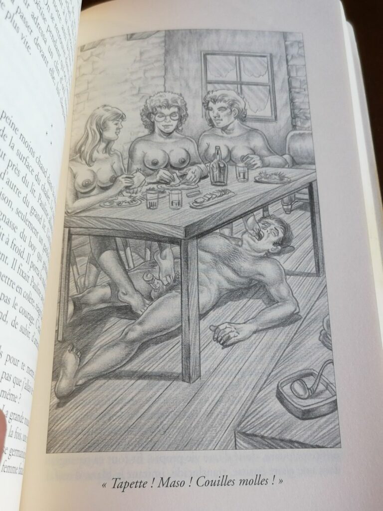 Illustration érotique homme soumis sous la table avec trois femmes nues de Chris pour le roman BDSM Esclavage domestique de Nicolas Stoecklin aux éditions Sabine Fournier, collection les Aphrodisiaques
