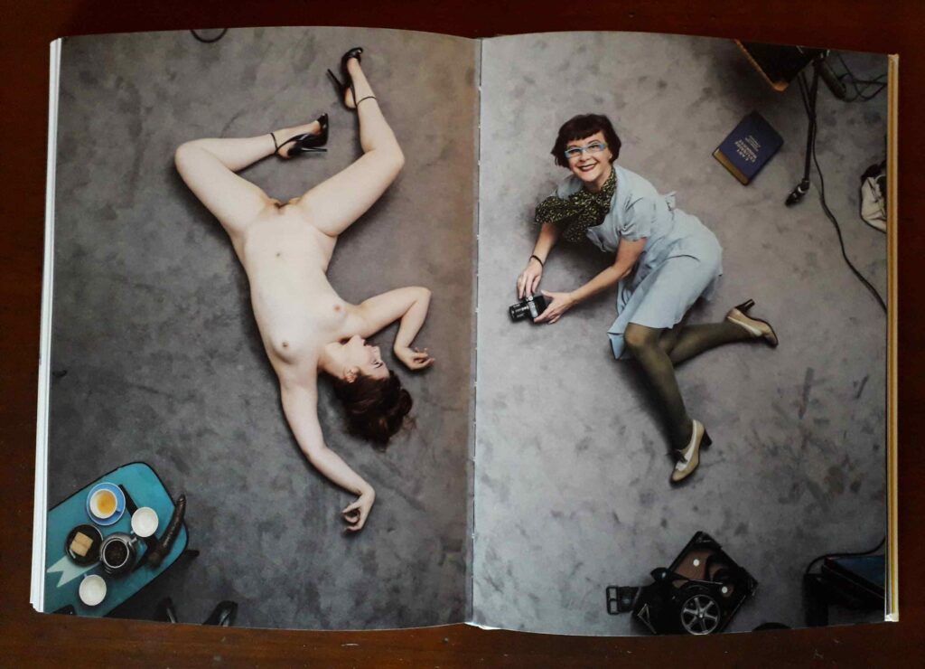 Femme nue au sol avec Mirka Lugosi photgraphe