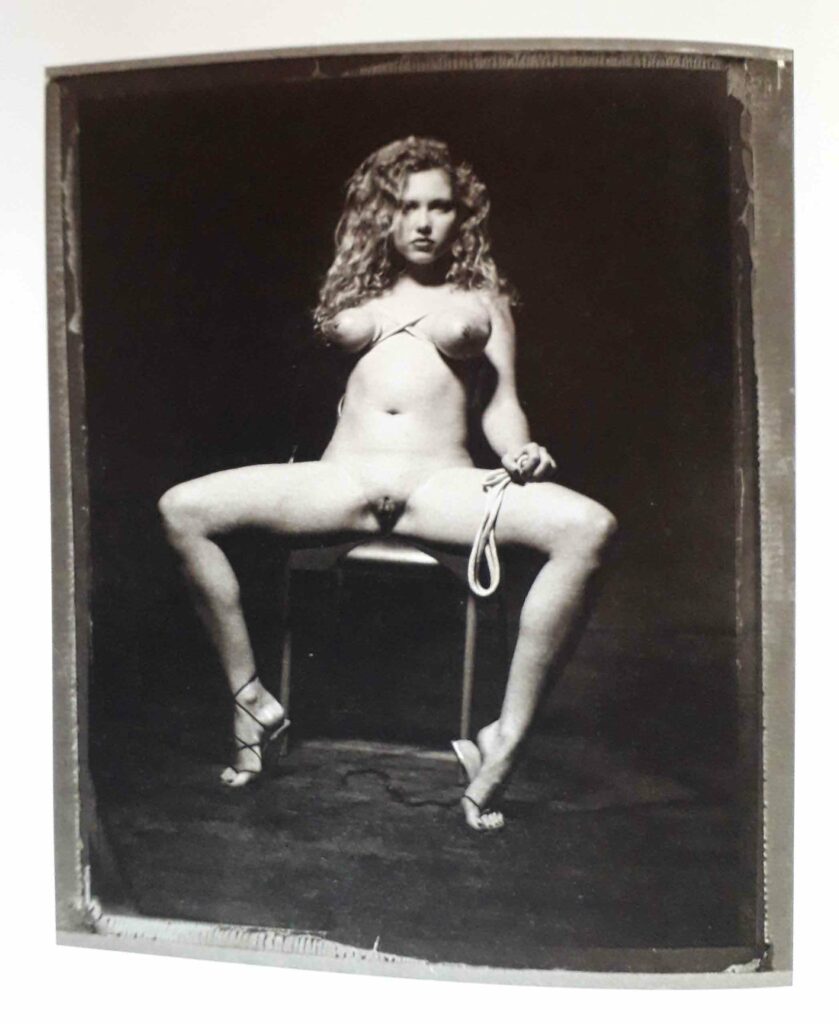 Femme nue seins bondage par Gilles Berquet