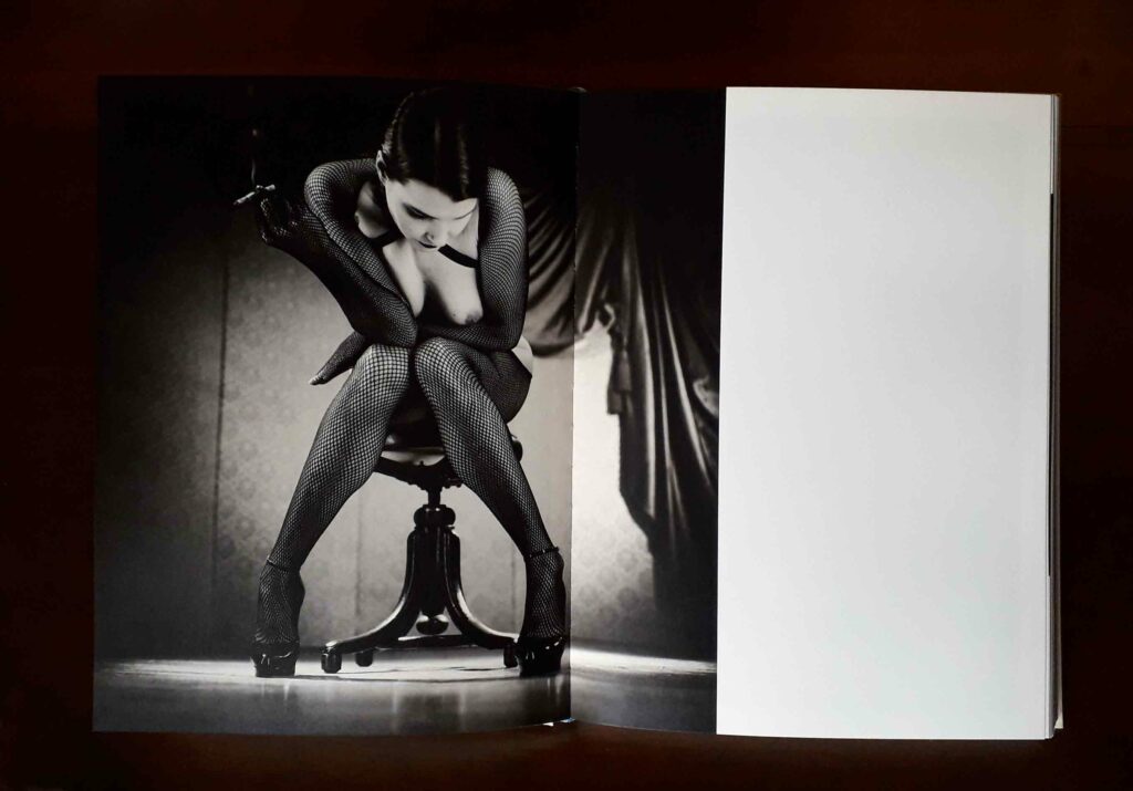 femme qui fume en résille et talons hauts par Gilles Berquet