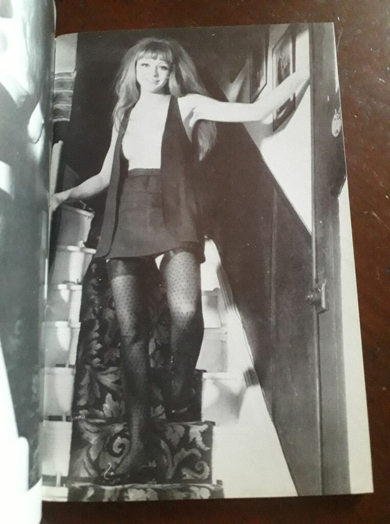 Photo sexy d'une femme en jupe et bas dans la revue vintage pour hommes Kitten n°2, Gadoline Publications