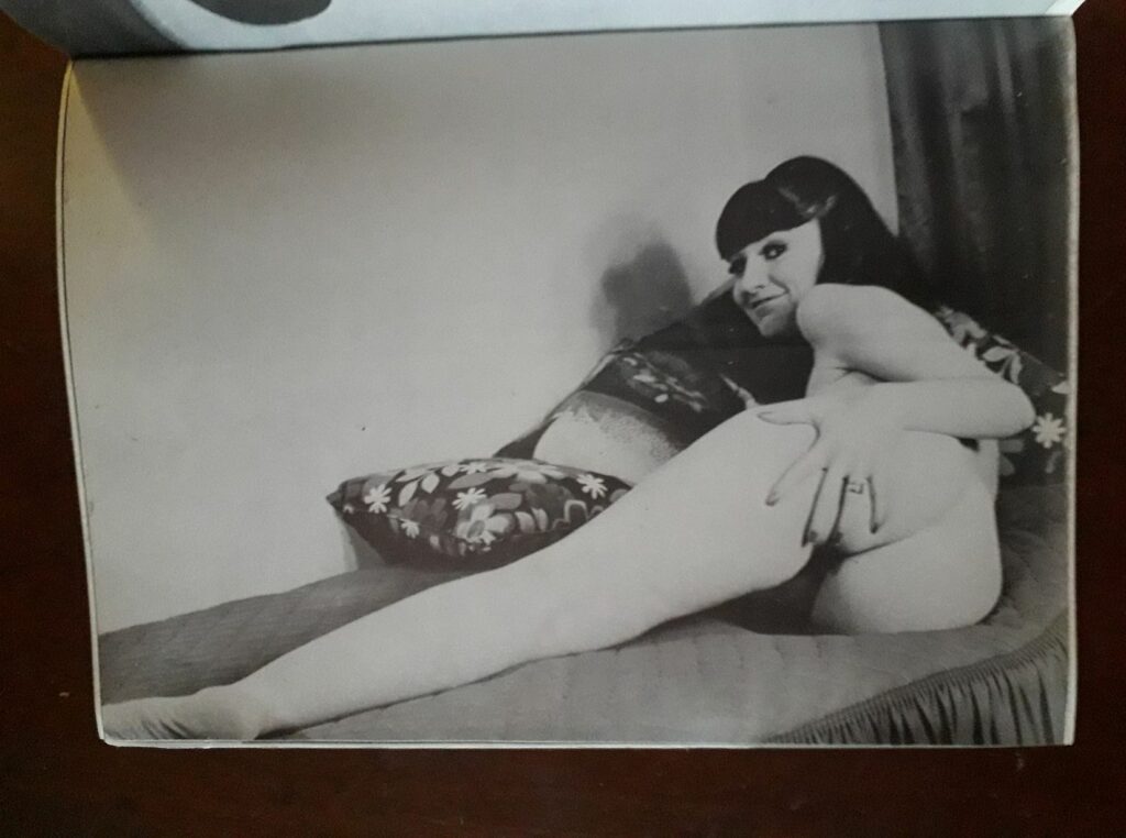 Photo sexy d'une brune qui écarte ses fesses dans la revue érotique L’Amour, Brüden Art Publication