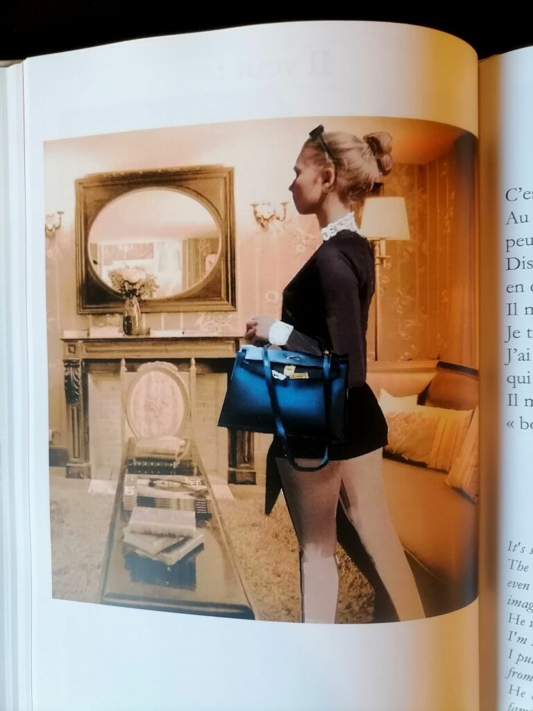 Photo érotique de Hector Domiane femme jupe courte en collants blancs