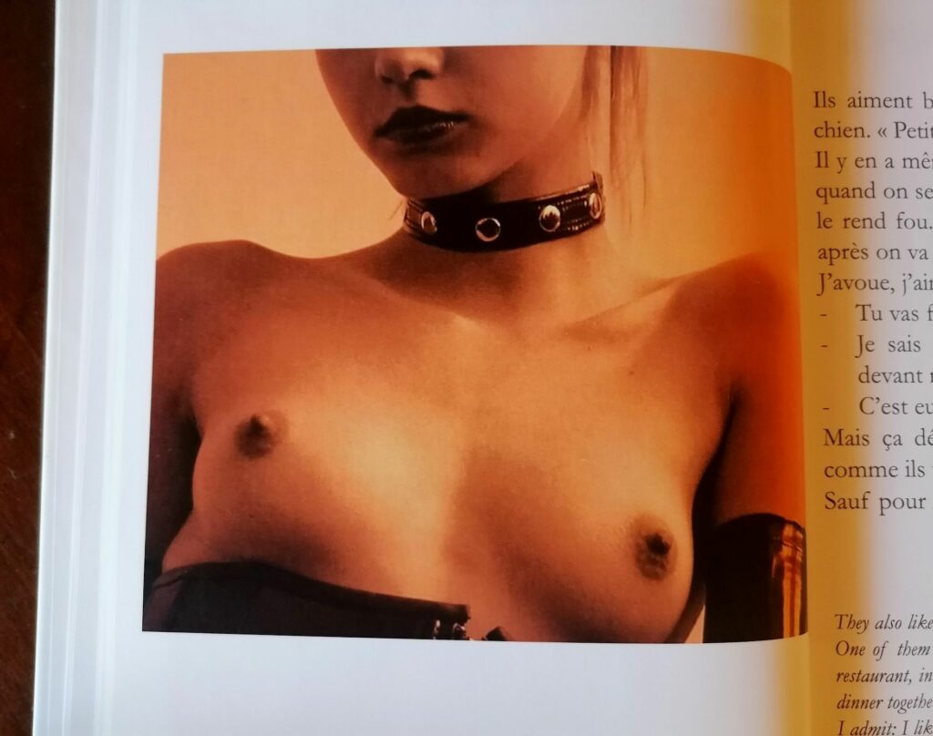 Photo érotique de Hector Domiane jeune femme aux petit sein portant un collier de soumise