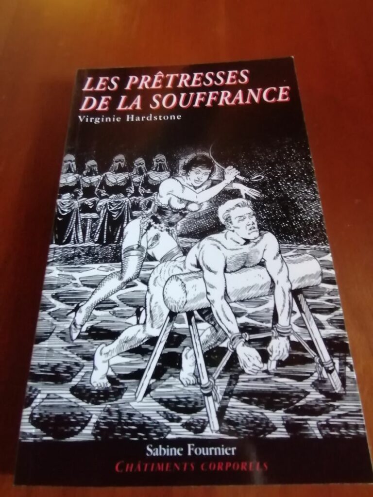 Couverture du roman érotique BDSM Les Prêtresses de la souffrance par Virginie Hardstone illustré par Chris aux éditions Sabine Fournier, collection Châtiments corporels (Esparbec)