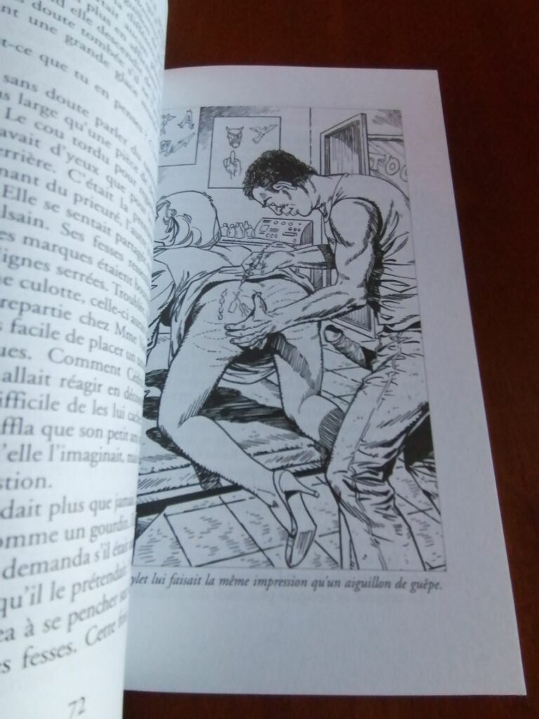 Illustration BDSM de Chris femme marquée sur les fesses pour le roman érotique Les Prêtresses de la souffrance par Virginie Hardstone aux éditions Sabine Fournier, collection Châtiments corporels (Esparbec)