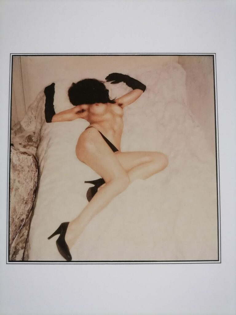 Photo d'une femme dénudée allongée par Richard Cerf, dans Photographies, éditions Natiris