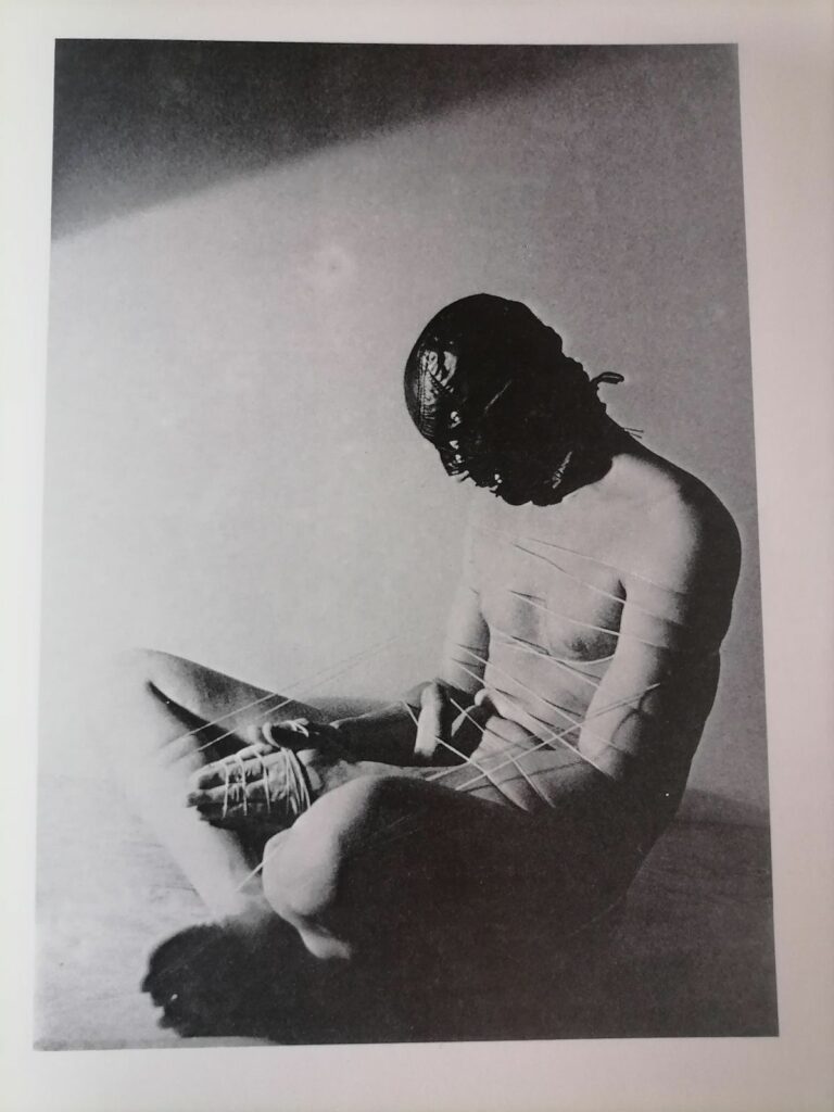 Photo BDSM d'un homme lié et cagoulé dans le livre Submission, Jimmy de Sana, éditions Fey
