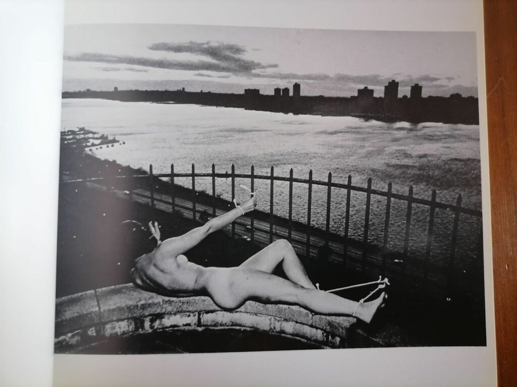 Photo érotique d'une femme liée en extérieur dans le livre Submission, Jimmy de Sana, éditions Fey