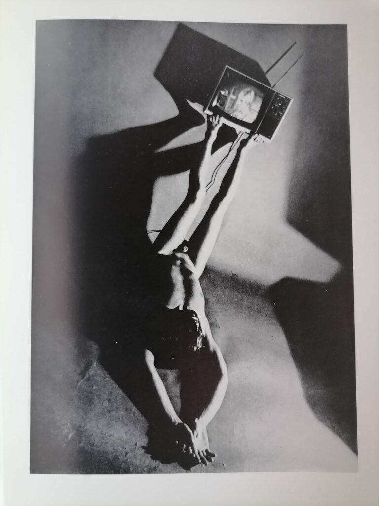 Photo d'un homme nu portant une télé à bout de pieds dans le livre Submission, Jimmy de Sana, éditions Fey