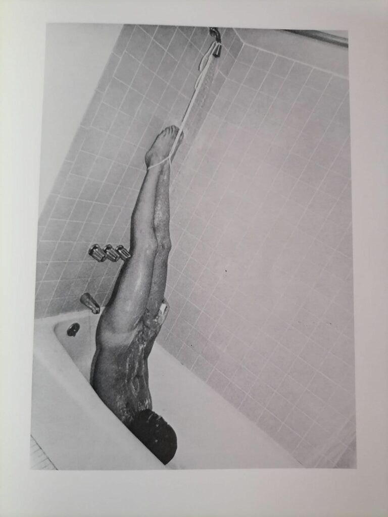 Photo érotique d'un homme nu pendu par les pieds dans sa baignoire dans le livre Submission, Jimmy de Sana, éditions Fey