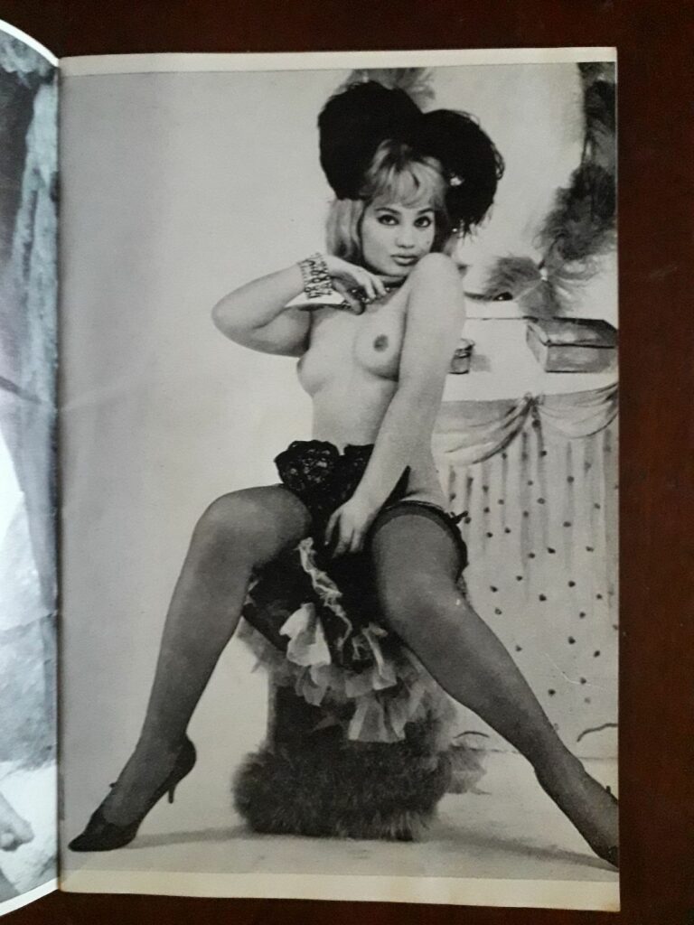 Photo érotique femmes en bas seins nus dans la revue Zip chez Caballus Publications