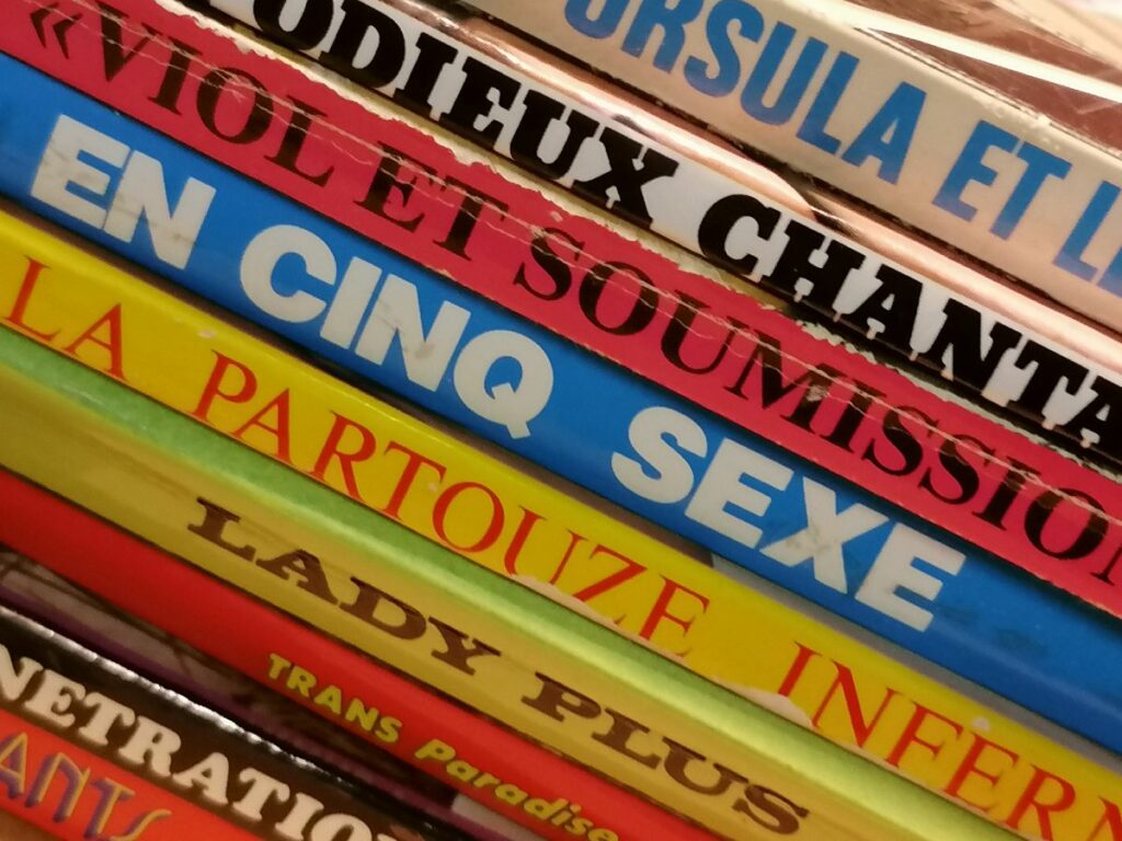 pile de romans photos pornographiques XXX en français