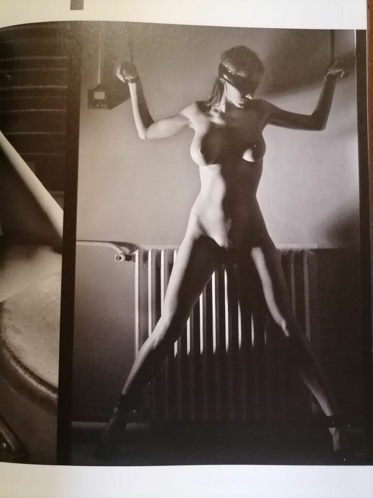 Photo érotique et fétichiste de femme nue attachée par Philippe Cartier dans le livre Plastic Bondage, aux éditions Skylight, 2008