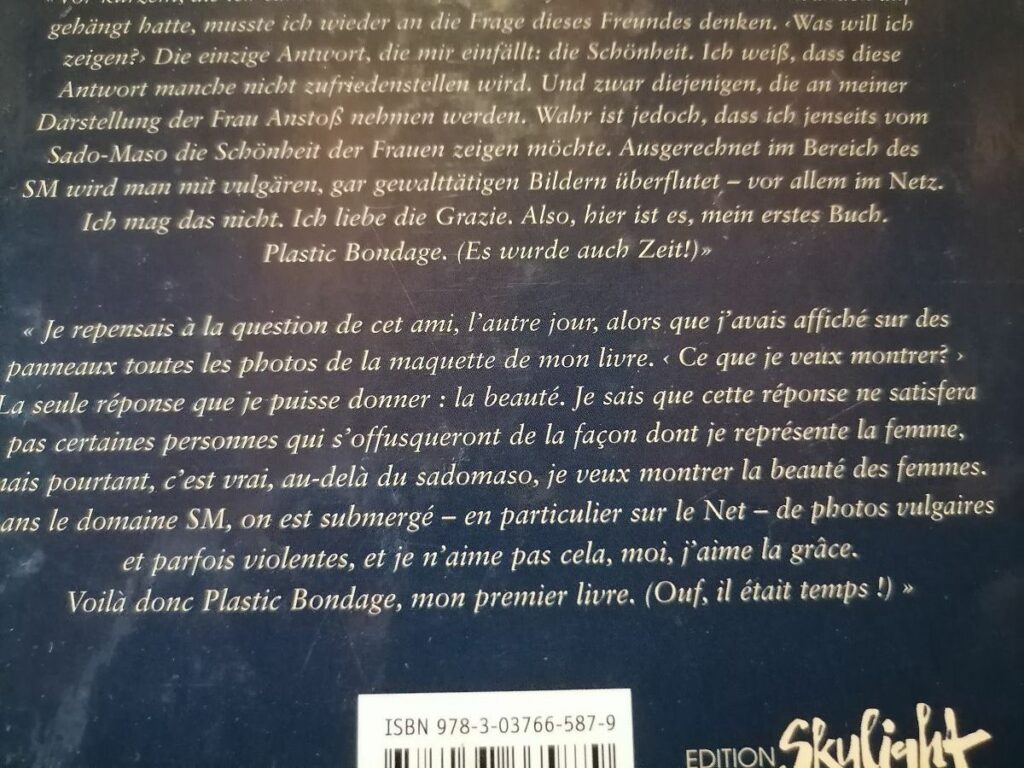 Quatrième de couverture du livre de photos Plastic Bondage, par Philippe Cartier aux éditions Skylight, 2008