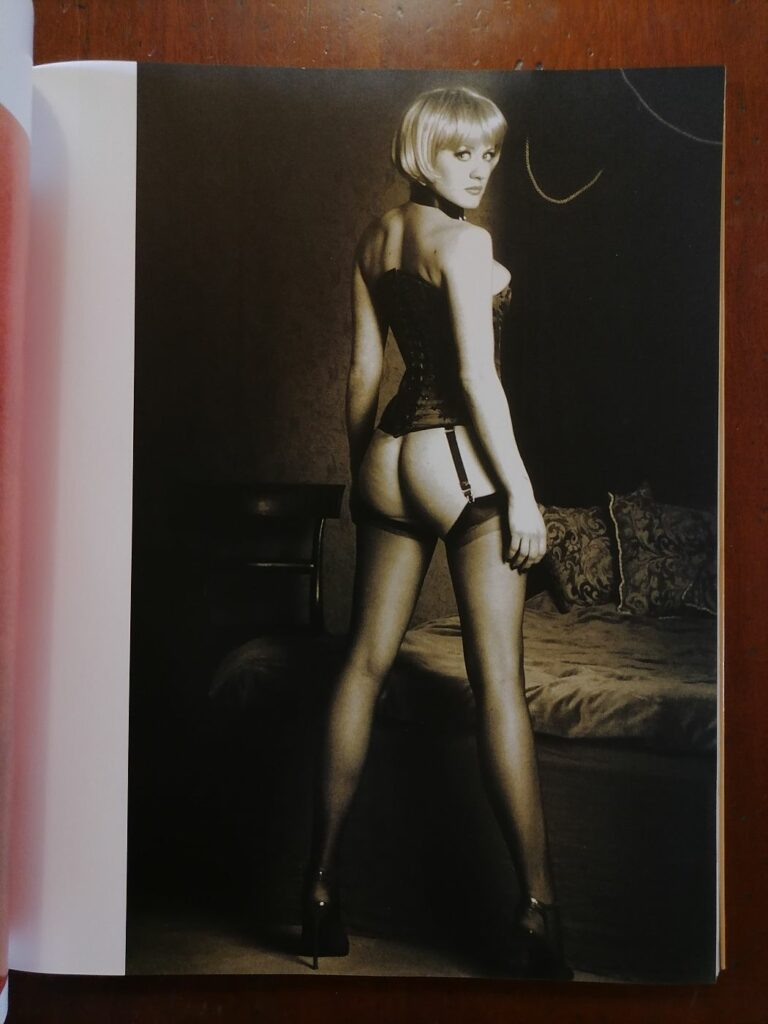 Photographie de Nic Marchant dans le livre de photos érotiques Blonde, Masterpieces of erotic photopgraphy, Michelle Olley, éditions Thunder's mouth press