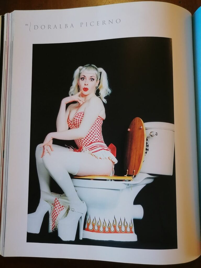 Photographie de Doralba Picerno dans le livre de photos érotiques Blonde, Masterpieces of erotic photopgraphy, Michelle Olley, éditions Thunder's mouth press